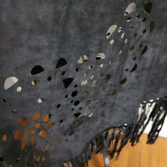 Indigo Thread Co Black Faux Suede Poncho Shawl Laser Cut Fringe Size 1X/2X - Picture 5 of 6